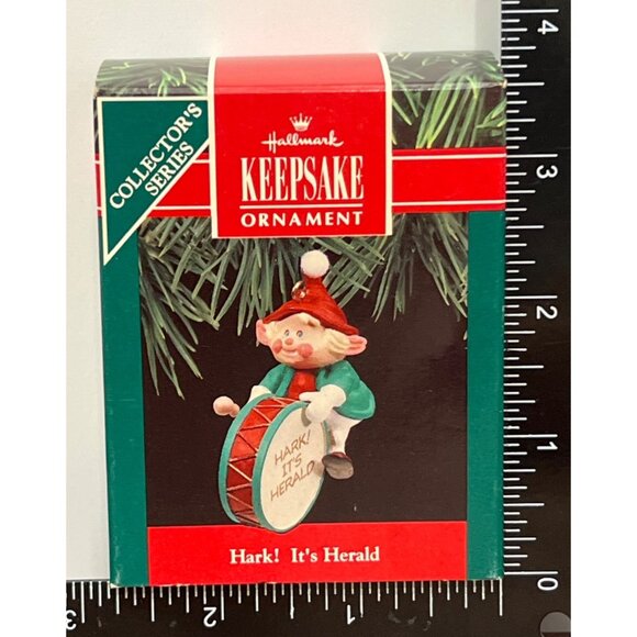 1990 HALLMARK KEEPSAKE ORNAMENT QX446-3 HARK ITS HERALD DRUM ELF - Picture 1 of 6